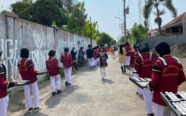 penampilan drumband MTs S Wonoyoso di acara haflah akhirussanah TPQ An Nur Kertijayan. Foto: PPL PBA UIN GusDur