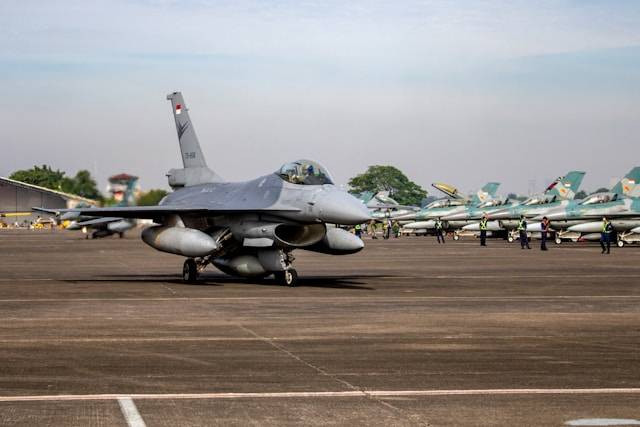 Pameran Alutsista TNI di Monas, foto hanya ilustrasi, bukan tempat sebenarnya: Unsplash/Fasyah Halim