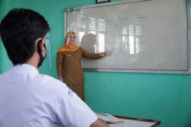 Guru PPPK. Dikbud Kalbar buka 427 formasi guru PPPK untuk SMA dan SMK di Kalbar. Foto: Dok. Kumparan