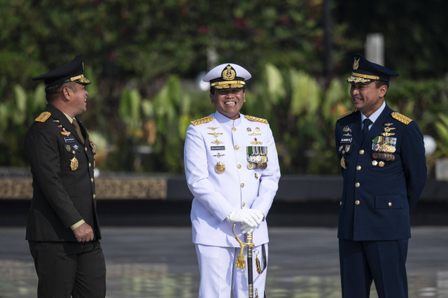 KSAD Jenderal TNI Maruli Simanjuntak (kiri) berbincang dengan KSAL Laksamana TNI Muhammad Ali (tengah), dan KSAU Marsekal TNI Mohamad Tonny Harjono saat menghadiri acara ziarah nasional di Taman Makam Pahlawan Nasional Utama Kalibata, Jakarta. Foto: ANTARA FOTO/Aprillio Akbar