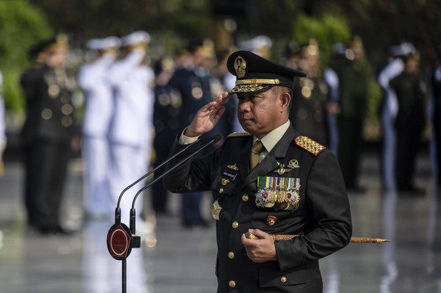 Panglima TNI Jenderal TNI Agus Subiyanto memberikan hormat saat ziarah nasional di Taman Makam Pahlawan Nasional Utama Kalibata, Jakarta, Jumat (4/10/2024).  Foto: ANTARA FOTO/Aprillio Akbar