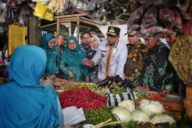 Pj. Gubernur Lampung, Samsudin saat berkunjung ke Pasar Gadingrejo, Pringsewu tinjau harga bahan pokok | Foto : Adpim