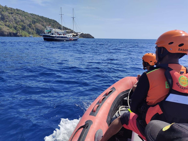 Petugas mencari Catol Colleen Monfore wanita berkebangsaan Amerika Serikat (AS) dilaporkan hilang saat melakukan diving di perairan laut Pulau Reong, Kecamatan Wetar Utara, Kabupaten Maluku Barat Daya (MBD), Provinsi Maluku.  Foto: Dok. Istimewa