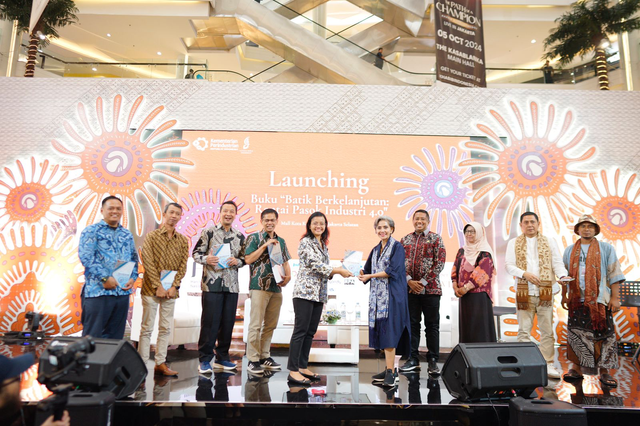 Kemenperin meluncurkan buku Batik Berkelanjutan: Rantai Pasok Industri 4.0 di Mall Kota Kasablanka, Jakarta Selatan. Foto: Dok. Kemenperin