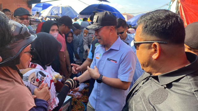 ASR saat menyambangi pasar ikan di Kendari.