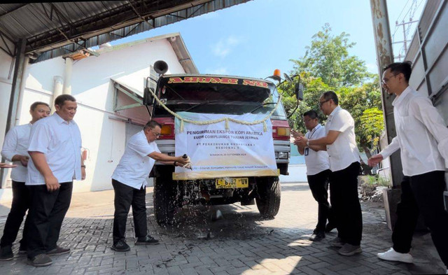 Ekspor kopi arabika produksi perkebunan Jampit, Bondowoso, Jawa Timur. Foto: Humas PTPN I Regional 5