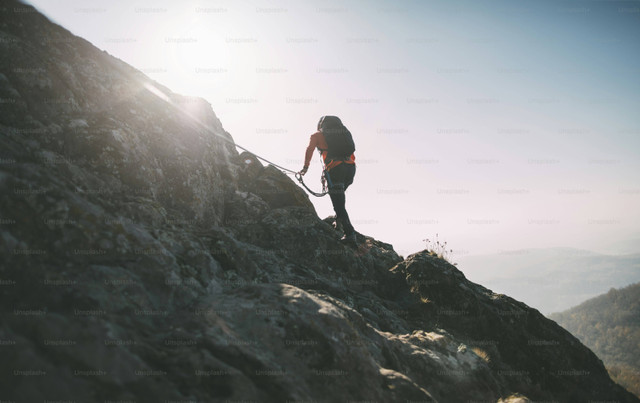 Ilustrasi Tips Mendaki Gunung untuk Pemula Perempuan, Unsplash/Getty Images