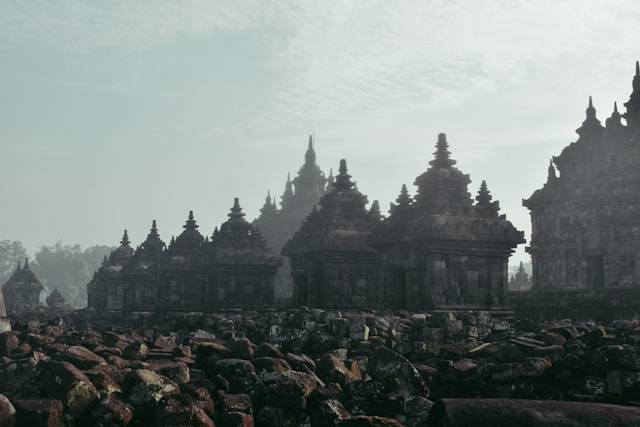 Candi Gedong Songo. Foto Hanya Ilustrasi Bukan Tempat Sebenarnya. Sumber Foto: Unsplash.com/Elang Wardhana