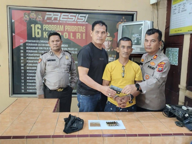 Polisi menangkap Sentanu (41 tahun), pria di Kabupaten Simalungun, Sumut, ancam warga pakai senpi yang diduga airsoft gun. Foto: Dok. Polsek Serbelawan