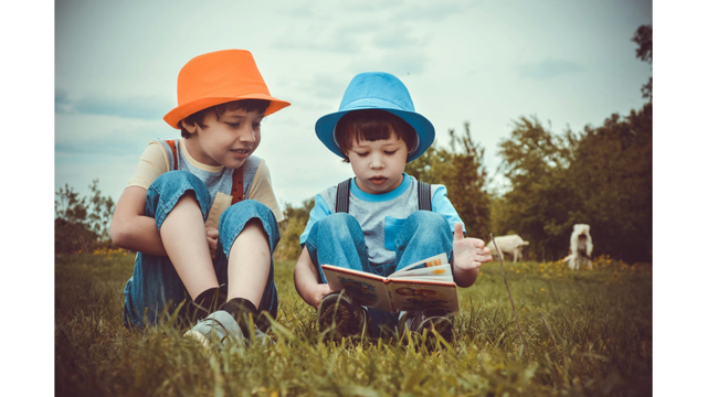 Sumber: https://www.pexels.com/photo/kids-sitting-on-green-grass-field-1094072/