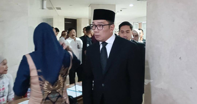 Cagub Jakarta nomor urut 1 Ridwan Kamil (RK) menghadiri acara rapat paripurna dengan agenda pelantikan pimpinan definitif periode 2024-2029, Jumat (4/10) di Ruang Sidang Paripurna DPRD DKI, Jakarta Pusat. Foto: Zamachsyari/kumparan