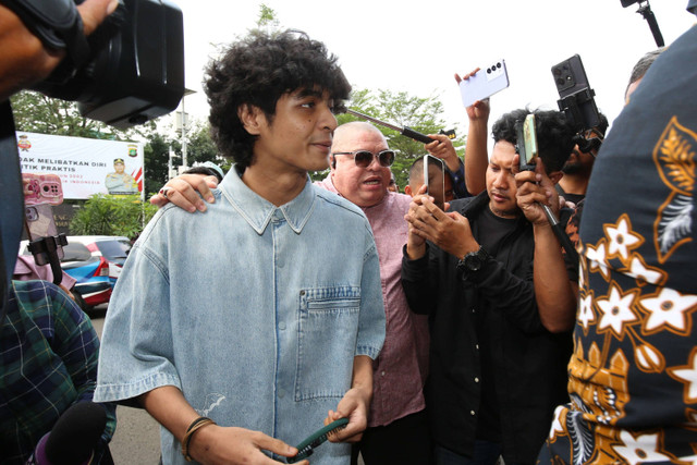 Vadel Badjideh saat memenuhi panggilan klarifikasi terkait laporan Nikita Mirzani di Polres Jakarta Selatan, Jakarta, Jumat, (4/10/2024). Foto: Agus Apriyanto