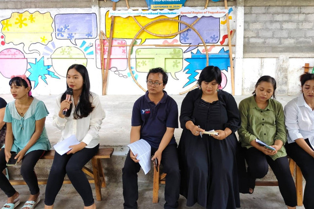 Aliansi Bong Suwung menyampaikan kondisi terkini warga Bong Suwung usai tempat tinggalnya disterilisasi PT KAI. Foto: Arfiansyah Panji Purnandaru/kumparan