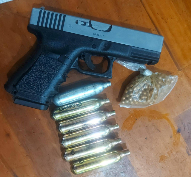 Pistol milik Sentanu. Foto: Dok. Polres Simalungun