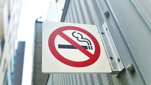 (Sumber: https://unsplash.com/photos/non-smoking-sign-at-heavy-duty-generator-system-QETYSN7TZTA)