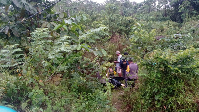 Polisi saat melakukan olah TKP. Foto: Dok. Istimewa.