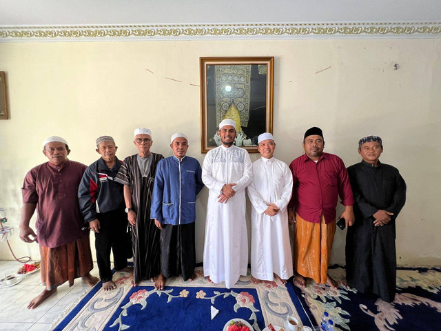 Ria Norsan bersilaturahmi ke Habib Helmi Al Hinduan Singkawang. Foto: Dok. Istimewa