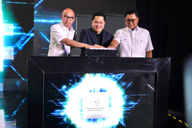 Komisaris Utama Bank Mandiri Chatib Basri (kiri), Menteri BUMN Erick Thohir (tengah), dan Direktur Utama Bank Mandiri, Darmawan Junaidi saat Bank Mandiri groundbreaking Mandiri Financial Centre di kawasan strategis Pantai Indah Kapuk (PIK) 2, Tangerang, Jumat (4/10/2024). Foto: Dok. Bank Mandiri