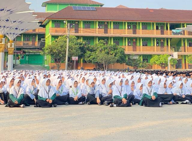 siswa/i sedang melaksanakan kegiatan apel bulanan (sumber: PM. Ummul Quro Al-Islami)