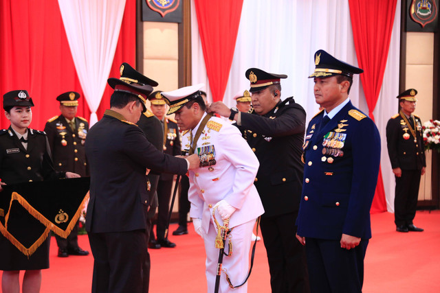 Kapolri Jenderal Listyo Sigit Prabowo menganugerahkan Bintang Bhayangkara Utama ke Panglima TNI Agus Subiyanto dan 3 Kepala Staf Angkatan. Foto: Polri