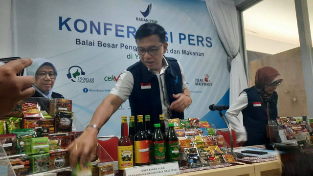 Kepala Balai Besar Pengawasan Obat dan Makanan (BBPOM) Jogja, Bagus Heri Purnomo saat menunjukkan produk jamu tak sesuai izin peredaan, Jumat (4/10/2024) di Kantor BBPOM Jogja, Tompeyan, Umbulharjo, Kota Jogja, Daerah Istimewa Yogyakarta (DIY).Foto: Hadid H