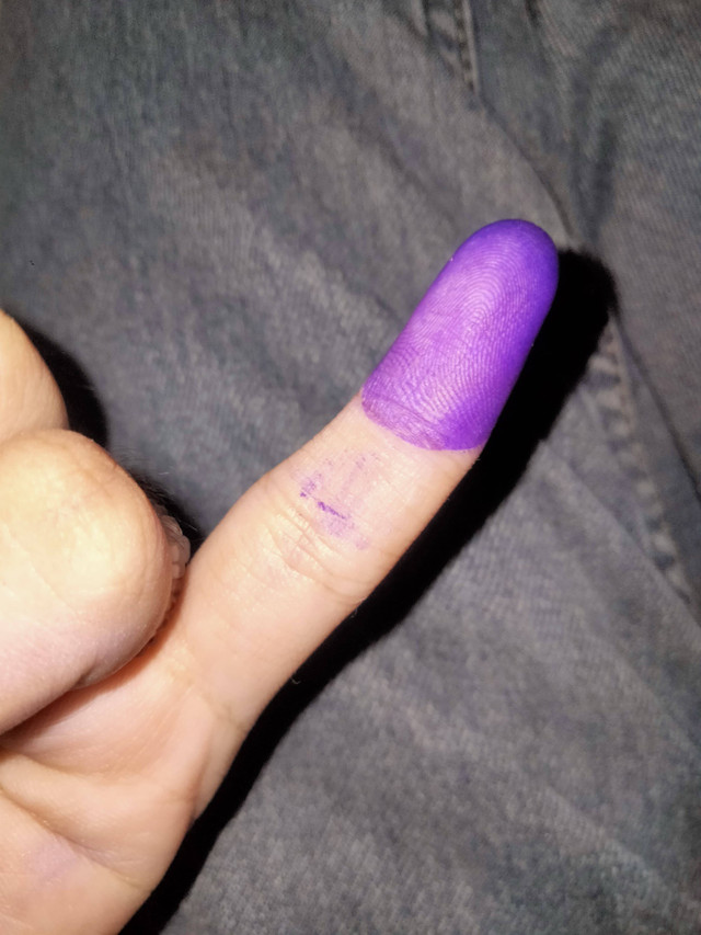 Hasil pencelupan jari kelingking ke tinta yang bertujuan sebagai penanda seseorang sudah menggunakan hak suara.  Foto by Yasmin Febriyana, 14 Februari 2024.