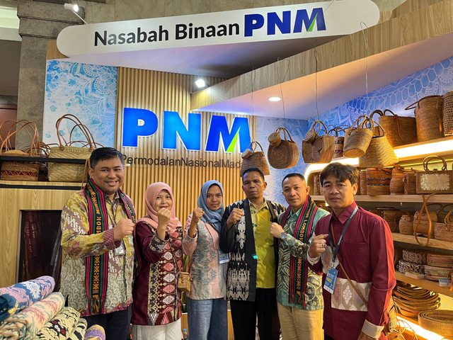 Nasabah PNM penghasil kerajinan anyaman rotan ketak dan kain tenun dari Lombok Tengah yang berpartisipasi dalam INACRAFT 2024. Foto: Dok. PNM