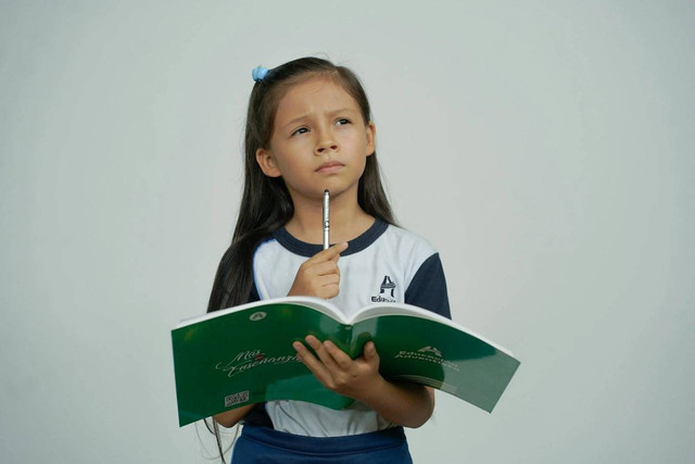 Foto oleh Dany Castrejon dari Pexels: https://www.pexels.com/id-id/foto/nina-estudiante-pensando-y-sostiene-cuaderno-16117755/