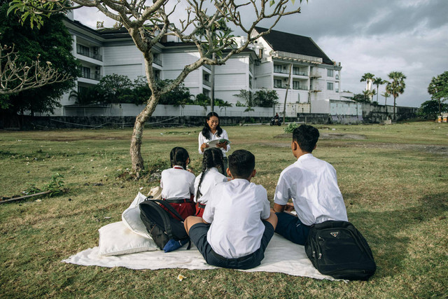 Foto oleh ROMAN ODINTSOV dari Pexels: https://www.pexels.com/id-id/foto/anak-kecil-anak-anak-siswa-murid-12719332/