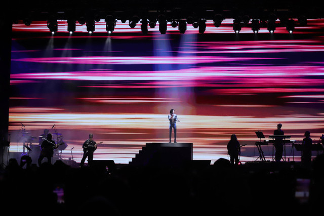 Nike Ardilla dihadirkan secara virtual melalui teknologi hologram di Synchronize Fest 2024 di JIExpo Kemayoran, Jakarta, Jumat (4/10/2024). Foto: Jamal Ramadhan/kumparan