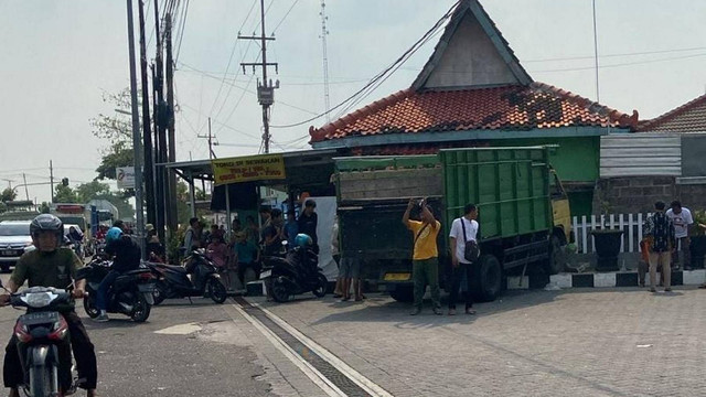 Kecelakaan lalu-lintas di Jalan Raya Bojonegoro-Babat, turut Desa Prayungan, Kecamatan Sumberrejo, Kabupaten Bojonegoro, Jawa Timur. Jumat (04/10/2024). (Aset: Istimewa)