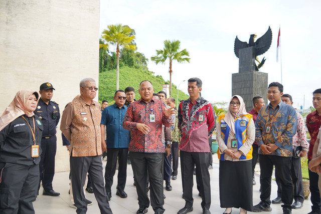 Kunjungan kerja Pj Gubernur Kalbar, Harisson, di PLBN Entikong. Foto: Dok. Bank Kalbar