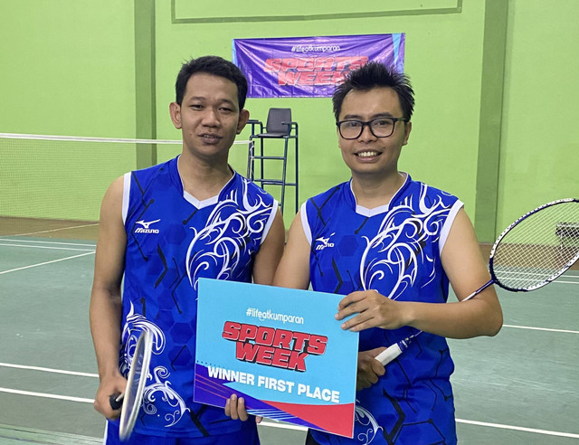 Yuan (kiri) dan Zahid (kanan) dari Direktorat Content menjadi juara bertahan cabang olahraga (cabor) badminton. Foto: kumparan