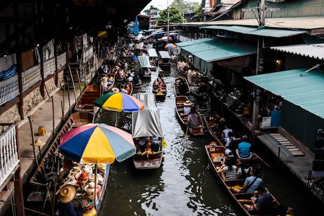 Pasar Apung Nusantara. Foto hanya ilustrasi, bukan tempat sebenarnya. Sumber: Unsplash/Frida Aguilar Estrada