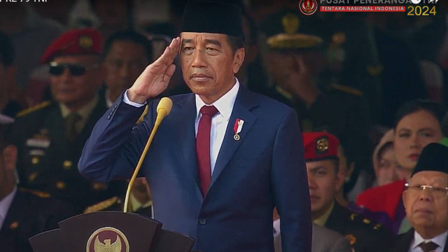 Presiden Joko Widodo memberikan salam hormat saat memimpin upacara HUT TNI ke-79 di kawasan Monumen Nasional, Jakarta, Sabtu (5/10/2024). Foto: Youtube/Puspen TNI