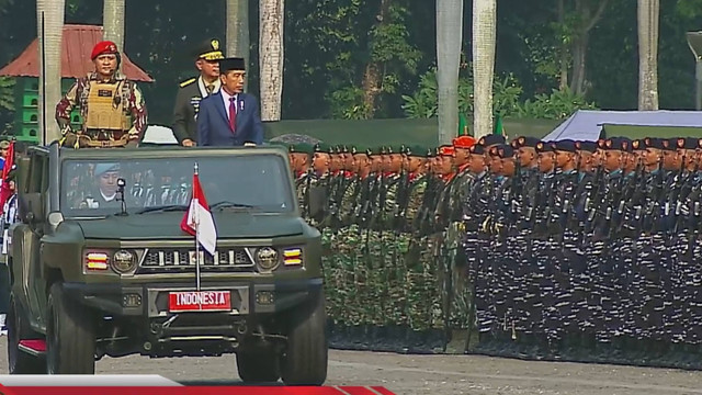 Presiden Joko Widodo bersama Panglima TNI Agus Subiyanto, dan Komandan Jenderal Kopassus Mayjen TNI Djon Afriandi menaiki mobil maung rantis dalam upacara peringatan HUT TNI ke-79 di kawasan Monumen Nasional, Jakarta, Sabtu (5/10/2024). Foto: Youtube/Puspen TNI