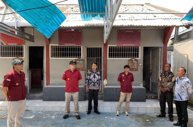 Kepala Kanwil Kemenkumham Sulawesi Utara, Ronald Lumbuun (kedua dari kiri) saat meninjau kondisi Lapas Tagulandang di Kabupaten Sitaro, yang terdampak erupsi Gunung Ruang.