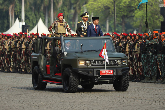 Presiden Joko Widodo bersama Panglima TNI Agus Subiyanto, dan Komandan Jenderal Kopassus Mayjen TNI Djon Afriandi menaiki mobil taktis Maung saat  upacara HUT TNI ke-79 di kawasan Monumen Nasional, Jakarta, Sabtu (5/10/2024). Foto: Iqbal Firdaus/kumparan