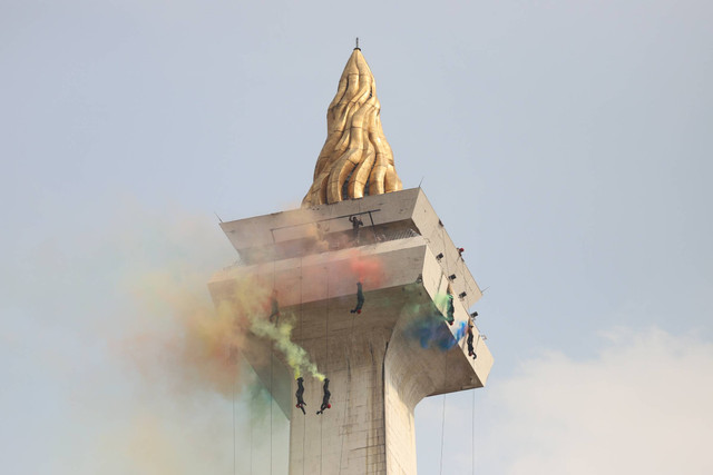 Sejumlah prajurit TNI melakukan atraksi penangkis serbu saat peringatan HUT ke-79 TNI di kawasan Monumen Nasional, Jakarta, Sabtu (5/10/2024). Foto: Iqbal Firdaus/kumparan