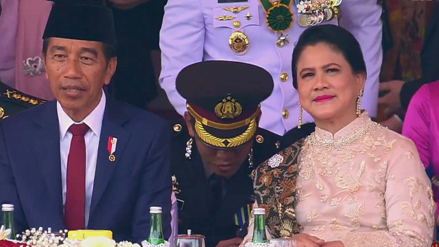 Presiden Joko Widodo bersama ibu negara Iriana Jokowi bernyanyi saat musisi Ari Lasso tampil saat peringatan HUT TNI ke-79 di kawasan Monumen Nasional, Jakarta, Sabtu (5/10/2024). Foto: Youtube/Puspen TNI