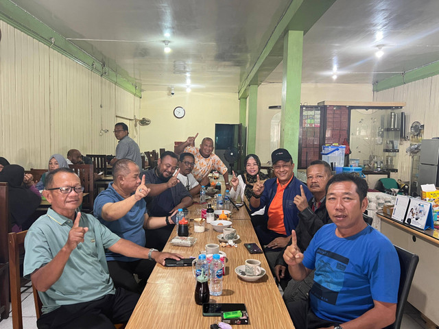 Calon Wakil Gubernur Kalbar, Didi Haryono saat ngopi bareng tokoh masyarakat Sanggau. Foto: Yulia Ramadhiyanti/Hi!Pontianak