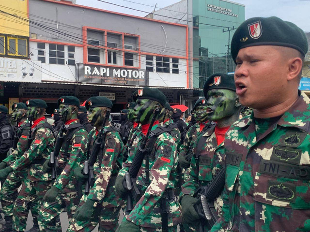 Para prajurit TNI Angkatan Darat saat defile di Jalan Sudirman Palembang dalam rangka HUT TNI ke-79, Foto : Abdullah Toriq/Urban Id