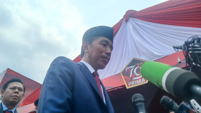 Presiden Joko Widodo menjawab pertanyaan wartawan usai menghadiri peringatan HUT ke-79 TNI di kawasan Monumen Nasional, Jakarta, Sabtu (5/10/2024). Foto: Thomas Bosco/kumparan