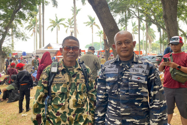 Penerjung payung Serka Marinir Sihardiyono (kanan) yang terpilih menjadi pembawa bendera TNI AL pada HUT ke-79 TNI di kawasan Monumen Nasional, Jakarta, Sabtu (5/10/2024). Foto: Abid Raihan/kumparan