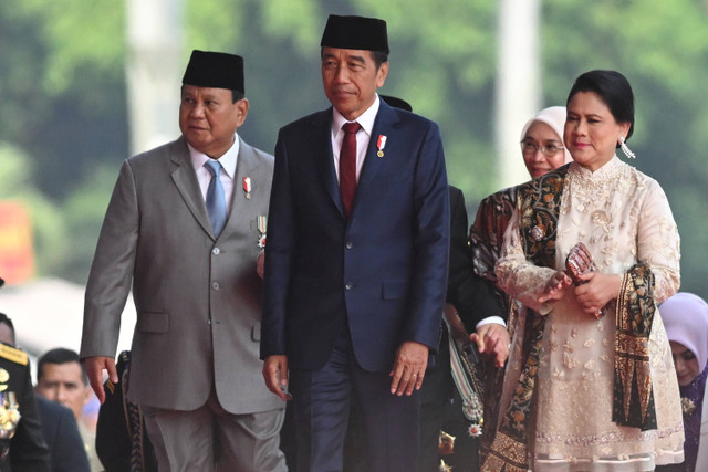 Presiden Joko Widodo (tengah) didampingi Ibu Iriana Joko Widodo (kanan) dan Menteri Pertahanan sekaligus presiden terpilih Prabowo Subianto (kiri) tiba untuk mengikuti upacara HUT TNI ke-79 di kawasan Monumen Nasional, Jakarta, Sabtu (5/10/2024). Foto: Fauzan/ANTARA FOTO