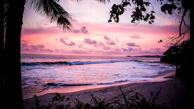 Penginapan murah di Carita pinggir pantai, foto hanya ilustrasi, bukan tempat sebenarnya: Unsplash/Sam Hull