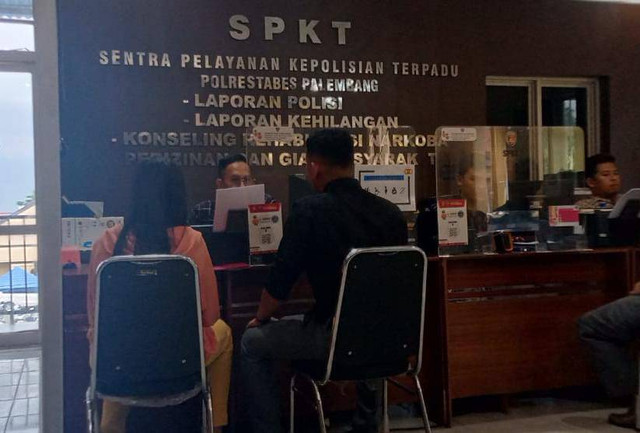 Wanita itu saat melaporkan mantan pacarnya di SPKT Mapolrestabes Palembang, Foto : Ist