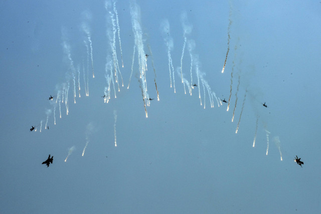 Pesawat tempur Sukhoi melakukan boomburst dan High Speed Pass pada Peringatan HUT ke-79 TNI di kawasan Monas, Jakarta, Sabtu (5/10/2024). Foto: Muhammad Ramdan/ANTARA FOTO