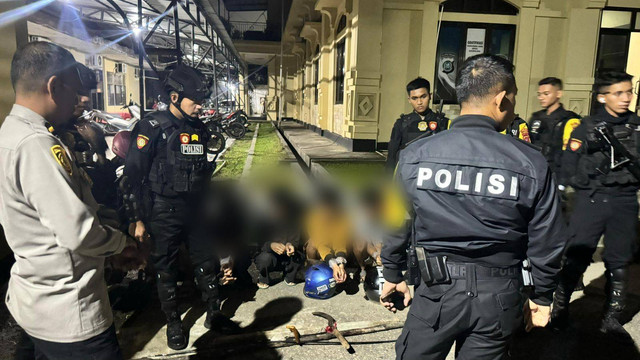 Lima remaja saat digiring ke Mapolresta Kendari.