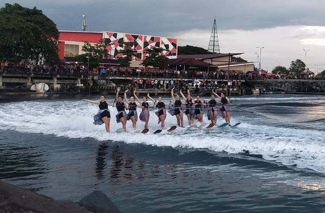 Atraksi Waterski dalam pembukaan North Sulawesi Waterski Festival di Pantai Megamas Manado.